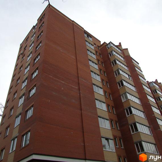 Житловий комплекс Столичний квартал – це висотна цегляна новобудова з фасадами з червоної цегли та світлими елементами.