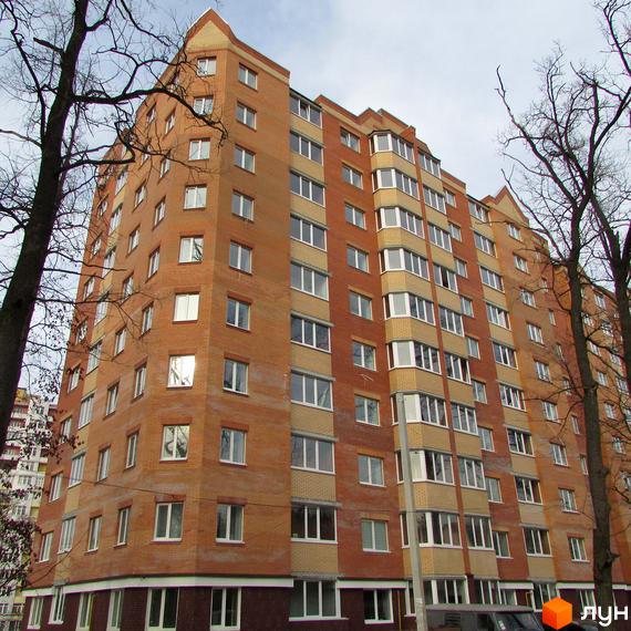 Житловий комплекс Столичний квартал – цегляний багатоповерховий будинок з еркерними вікнами та балконами. Фасад оздоблений червоною та світлою цеглою.