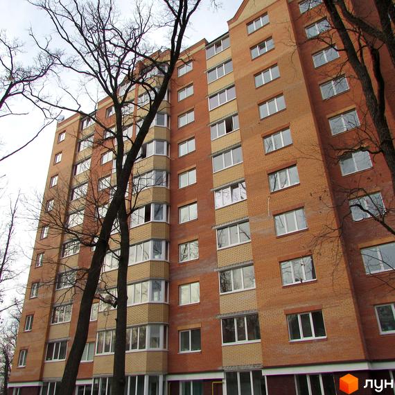 Житловий комплекс Столичний квартал. Багатоповерхова новобудова з цегляним оздобленням та численними вікнами.