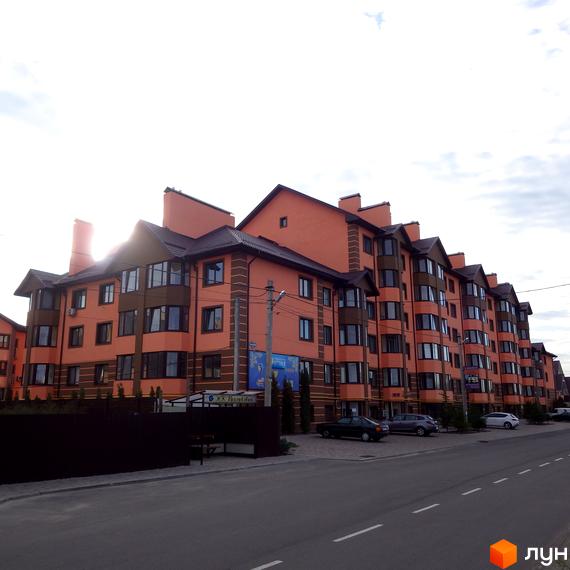 Фасад багатоповерхового будинку житлового комплексу 