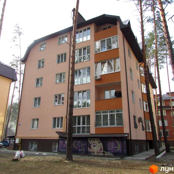 Житловий комплекс Адміральський - фасади будівель з панорамними вікнами та балконами. Навколо зелена зона з деревами та елементами благоустрою.