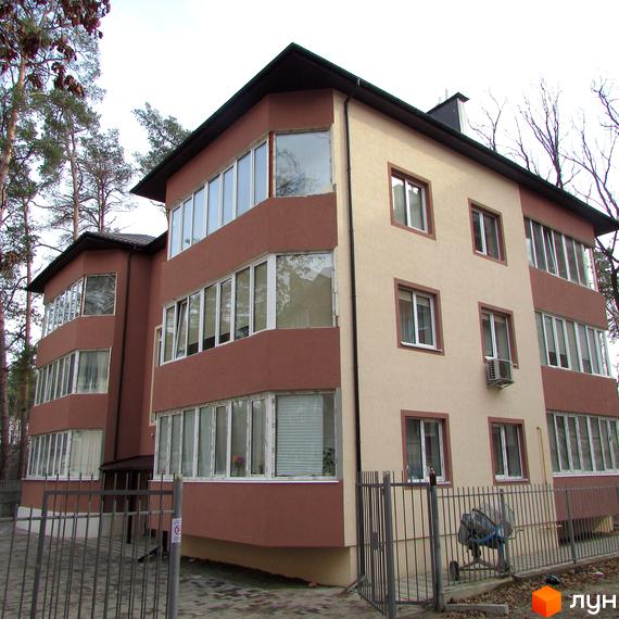 Житловий комплекс Привилегия: триповерхова будівля з коричневими та бежевими фасадами, великою кількістю вікон та балконів. Прибудинкова територія огороджена парканом.