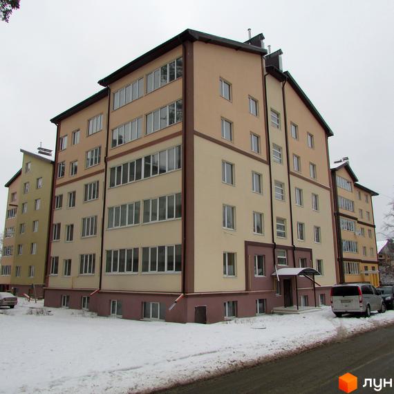 Житловий комплекс Високий - сучасна новобудова з великою кількістю вікон та балконів, розташована на засніженій території.