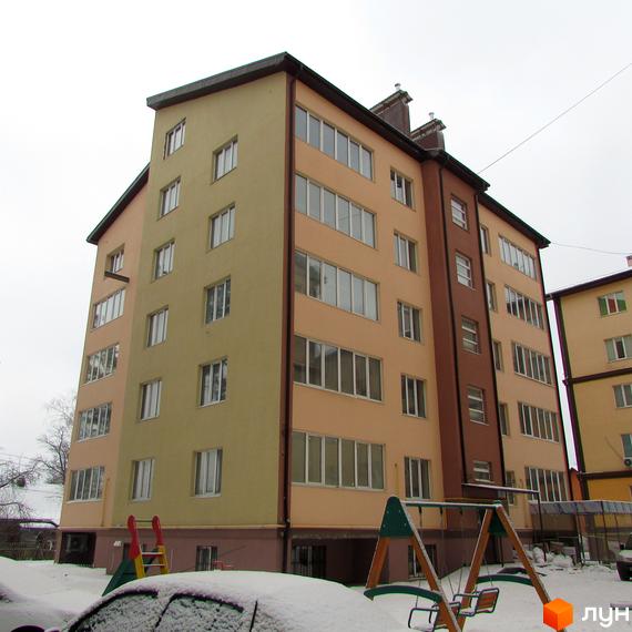 Житловий комплекс Високий – це багатоповерхова новобудова з двоколірним фасадом. Перед будинком розташований дитячий майданчик та парковка зі снігом.