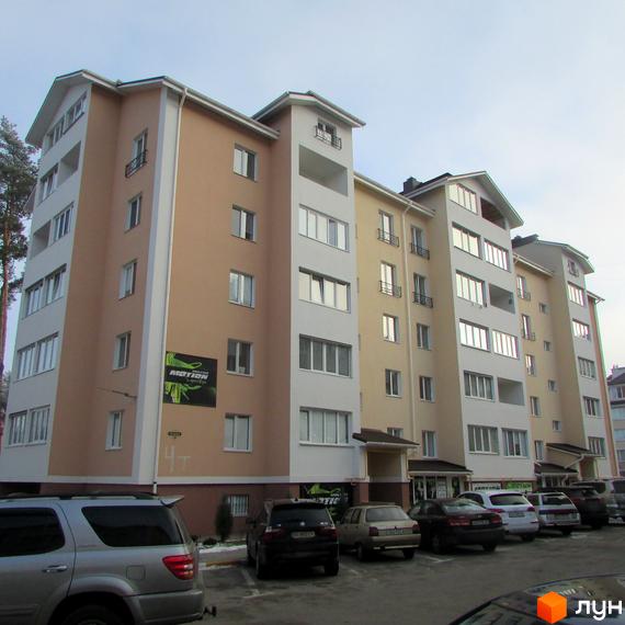 Зовнішній вигляд Житлового комплексу Лісова Мелодія. Багатоповерховий будинок з парковкою для автомобілів.