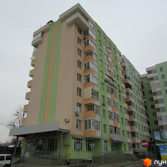 Зображення багатоповерхового будинку в Житловому комплексі Київські Зорі. На фото видно фасад будинку з вікнами та балконами.