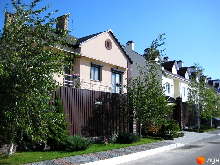Зображення фасаду будинку в Містечко котеджів Grand Villas. Огорожа, зелені насадження та доглянута прибудинкова територія.
