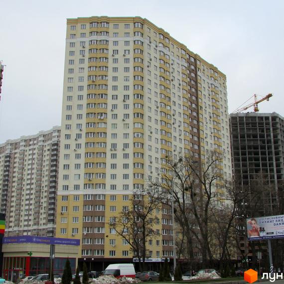 Зображення багатоповерхового будинку Житловий комплекс Лісовий квартал. На фото видно фасад будівлі та прибудинкову територію.