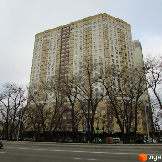 Зображення багатоповерхового будинку Житлового комплексу Лісовий квартал. Вигляд фасаду та частини вулиці з деревами.