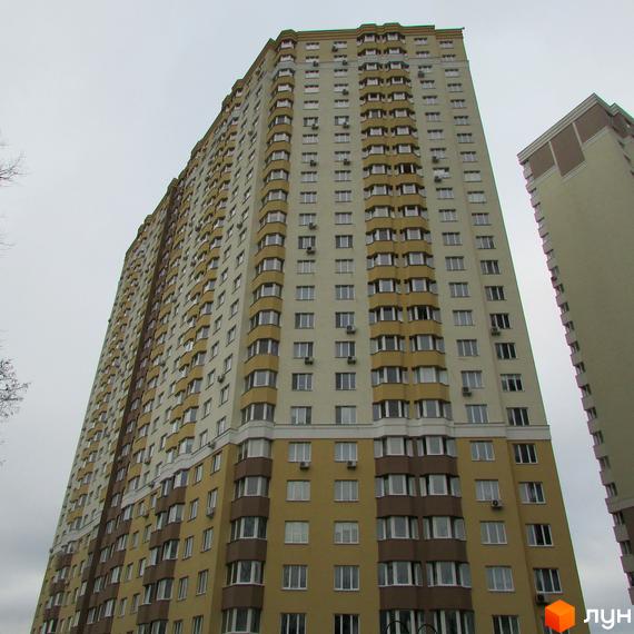 Зображення багатоповерхового будинку Житлового комплексу Лісовий квартал. Вид на фасад будівлі з великою кількістю вікон та балконів.