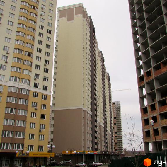 Фото фасаду багатоповерхового будинку Житловий комплекс Лісовий квартал. Вигляд новобудови та прилеглої території.