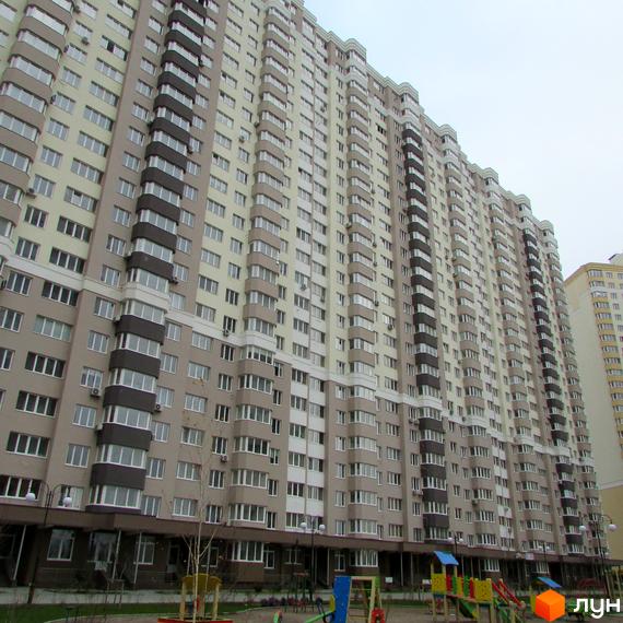 Зображення багатоповерхового будинку Житловий район Лісовий квартал. На передньому плані дитячий майданчик.
