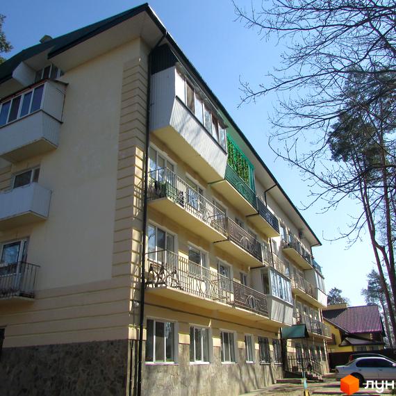 Фото фасаду будинку по вулиці Полтавська, 29. Багатоповерхова будівля з балконами та оздобленим фасадом.