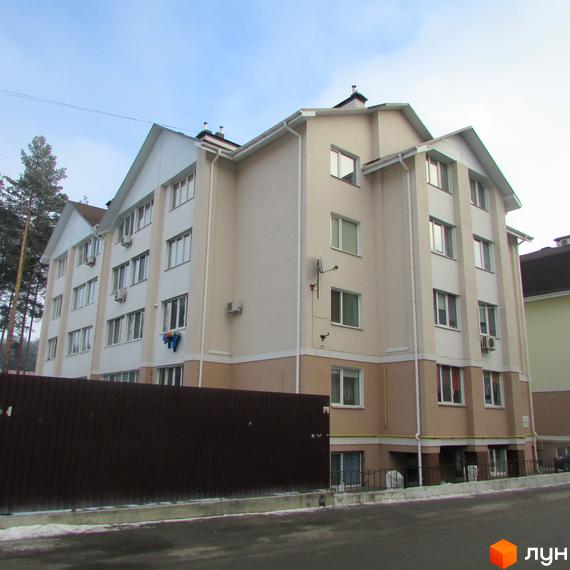 Зображення чотириповерхового будинку в Житловому комплексі Авангард на Лісовій. Вигляд фасаду з вікнами та балконами.