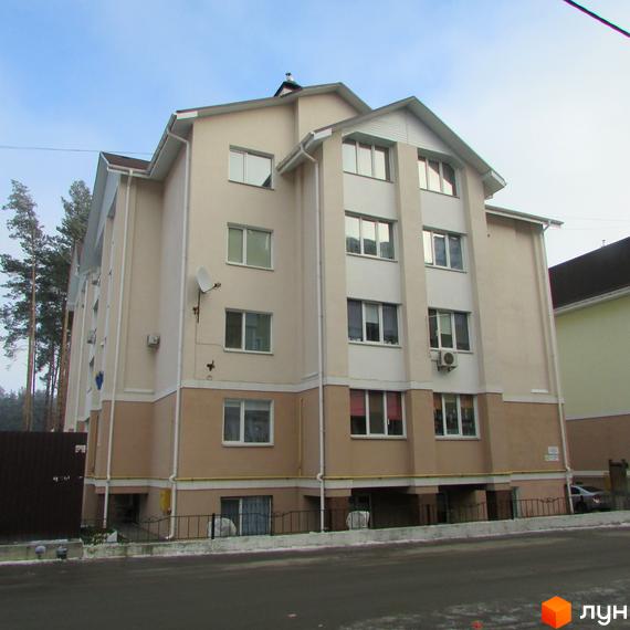 Зображення фасаду будинку Житлового комплексу Авангард на Лісовій. Багатоповерхова будівля з великими вікнами та оздобленим фасадом.