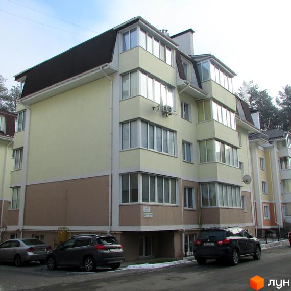Зображення чотириповерхового будинку в Житловому комплексі Авангард на Лісовій. На передньому плані припарковані автомобілі.