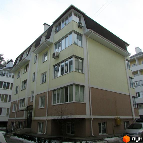 Зображення чотириповерхового будинку в Житловому комплексі Авангард на „Лісовій“. На фото видно фасад будинку з великими вікнами та прибудинкову територію.