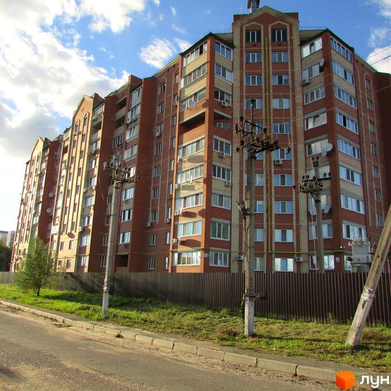 Житловий комплекс Левада – це багатоповерховий цегляний будинок з вигнутим фасадом та численними вікнами. Територія огороджена парканом, поруч ростуть дерева.