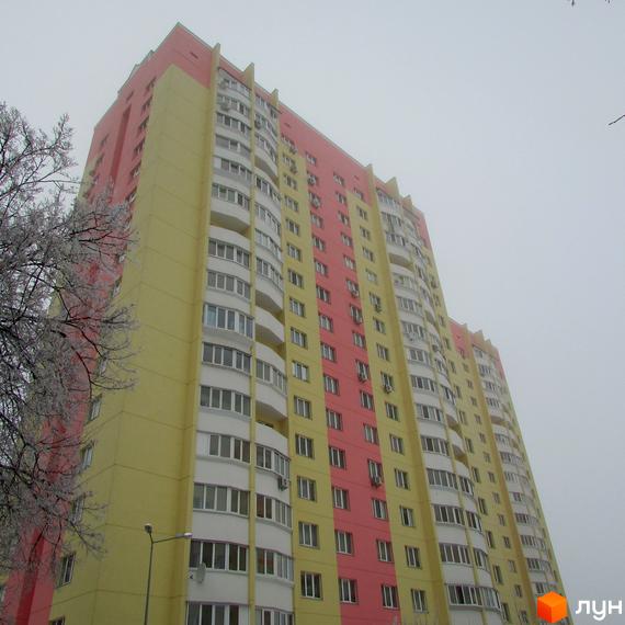 Багатоповерховий житловий комплекс на вул. Симона Петлюри (Черняховського), 36, 36а, 36б. Будинок має яскраве жовто-рожеве оздоблення фасаду та численні балкони.