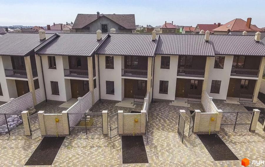 Житловий комплекс «Червоний Хутір» на вул. Таїровська, 41. Сучасні двоповерхові будинки з індивідуальними ділянками та парканами.