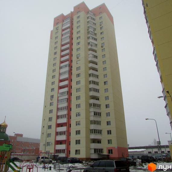 Житловий комплекс на вул. Симона Петлюри (Черняховського), 36, 36а, 36б. Багатоповерховий будинок світло-жовтого кольору з рожевими елементами. Поруч дитячий майданчик та припарковані автомобілі.