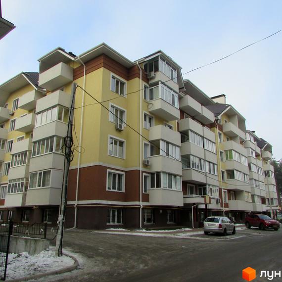 Житловий комплекс на вул. Лісова, 6к. Багатоповерховий будинок з жовто-коричневим фасадом, балконами та прибудинковою територією з автомобілями.