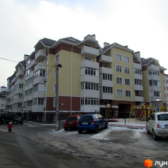 Зовнішній вигляд новобудови на вул. Лісова, 6к. На прибудинковій території розташовані дитячий майданчик та парковка.