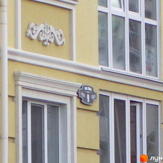 Фасад житлового комплексу Софіївський пасаж із декоративними елементами та вікнами. Зовнішній вигляд будівлі з архітектурними деталями.