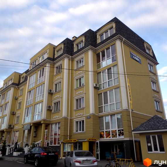 Житловий комплекс Софіївський пасаж – жовта фасадна будівля з мансардним дахом та великими вікнами. Поруч розташовані магазини та кафе.