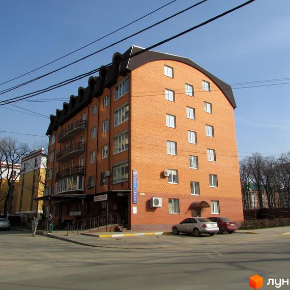 Житловий комплекс Дубовий Гай - це цегляна новобудова з балконами та арочним дахом. Перед будинком розташована прибудинкова територія з паркуванням та зеленими насадженнями.