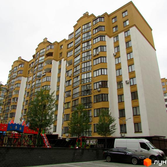 Житловий комплекс Щасливий на Петропавлівці – багатоповерховий будинок жовтого кольору з білими вставками. На території є дитячий майданчик та парковка.