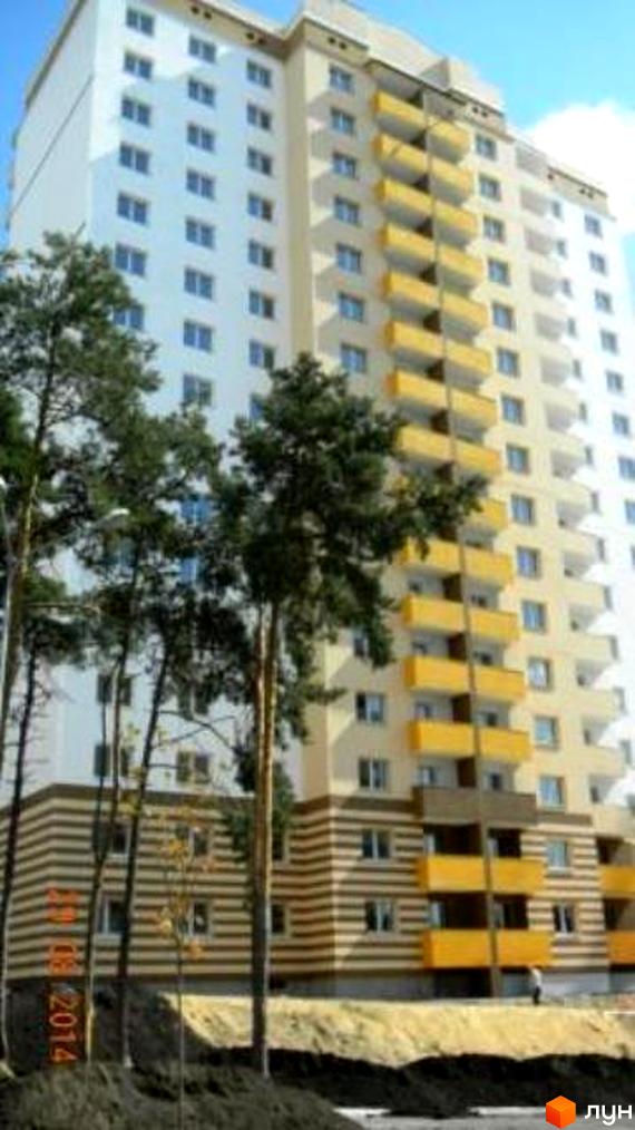 Зовнішній вигляд новобудови ЖК Stugna House з жовтими балконами та білими стінами. Навколо будинку ростуть дерева.