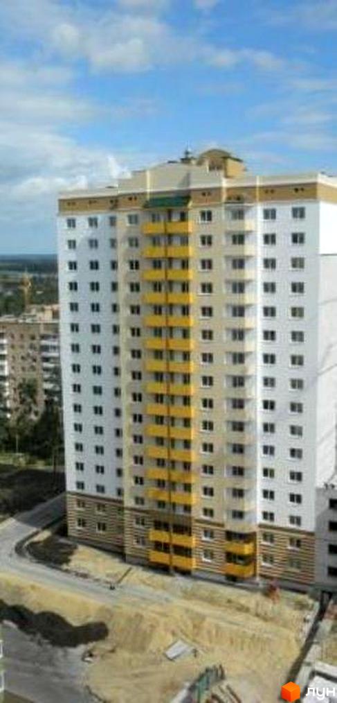 Житловий комплекс Stugna House має біло-бежевий фасад з жовтими балконами. Навколо будівлі триває будівництво.