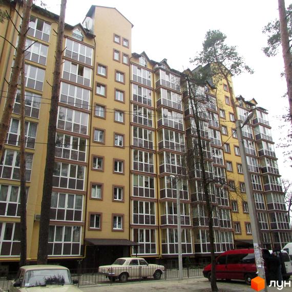 Багатоповерхова новобудова ЖК Полтавський двір з великими вікнами та балконами. На передньому плані припарковані автомобілі, ростуть дерева.