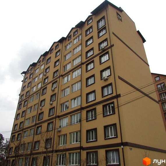 Житловий комплекс Полтавський двір. Висотна будівля з великою кількістю вікон та балконів. Фасад будівлі виконаний у світлих тонах з темними обрамленнями вікон.