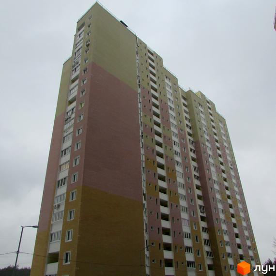 Висотна новобудова ЖК Ярославичі з великою кількістю вікон та балконів. Будинок пофарбований у різні кольори, що додає йому оригінальності.