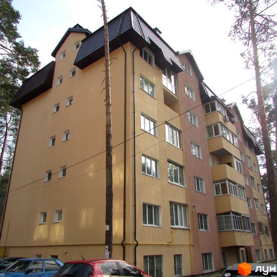 Житловий комплекс на вул. 10 Лінія, 17б, з фасадом жовтого та рожевого кольорів, прибудинкова територія з автомобілями.