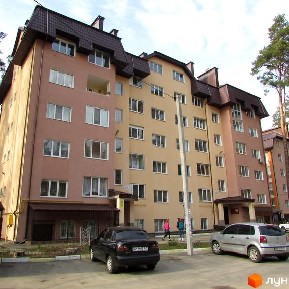 Зовнішній вигляд багатоповерхового будинку за адресою вул. 10 Лінія, 17б. Прибудинкова територія з автомобілями та зеленими насадженнями.