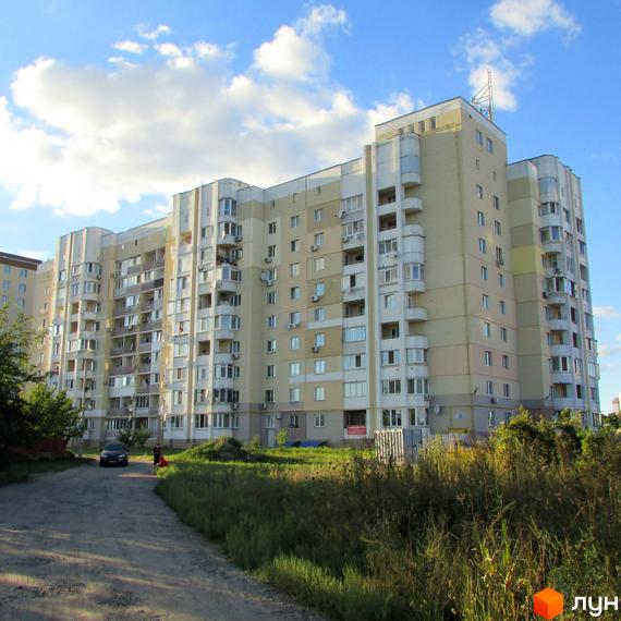 Житловий комплекс Уюткіно з сучасною архітектурою та прибудинковою територією, оточений зеленими насадженнями.