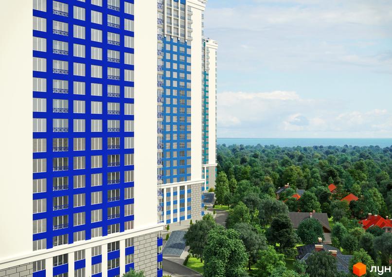 Житловий комплекс Омега. Фасад будівлі з синіми та білими елементами, вікнами та балконами. Навколо багато зелені, дерева та будинки з червоними дахами.