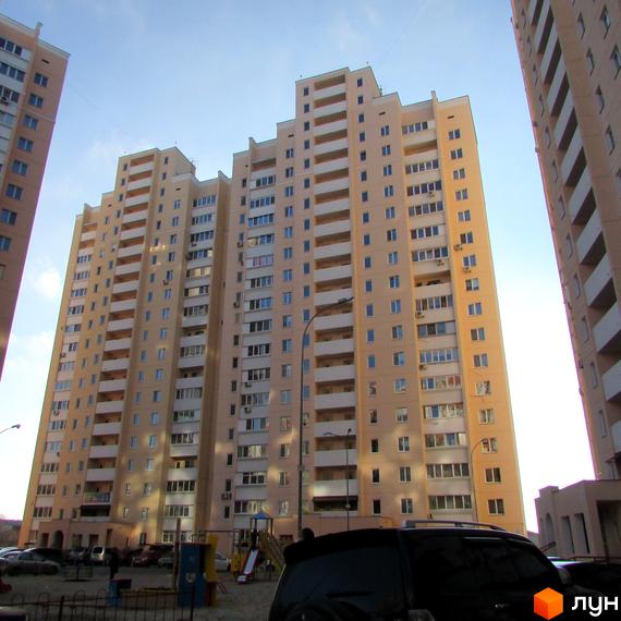 Новобудова на вул. Грушевського, 21а. Високі будинки з балконами та паркуванням.