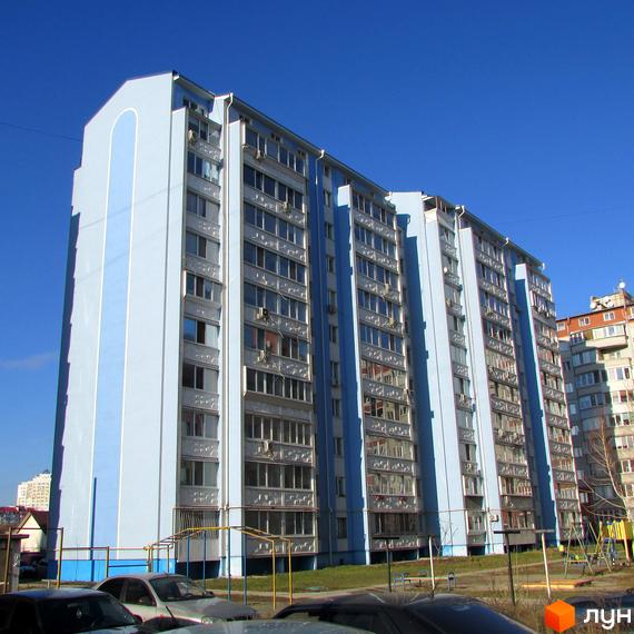 Житловий комплекс на вул. Грушевського, 17г, з блакитним фасадом та прибудинковою територією з дитячим майданчиком.