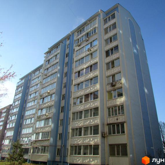 Житловий комплекс на вул. Грушевського, 17г, має багатоповерхову будівлю з великими вікнами та прибудинкову територію.