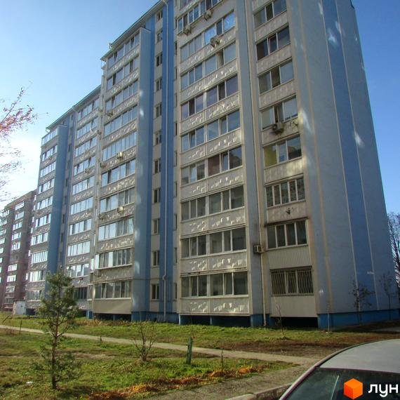Житловий комплекс на вул. Грушевського, 17г, з фасадом світлих відтінків та прибудинковою територією з зеленими насадженнями.