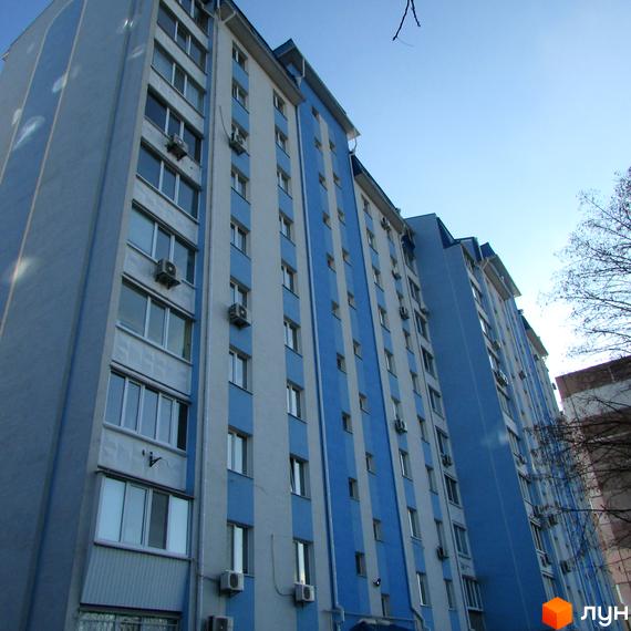 Житловий комплекс на вул. Грушевського, 17г. Багатоповерховий будинок з блакитно-білими фасадами та кондиціонерами на стінах.