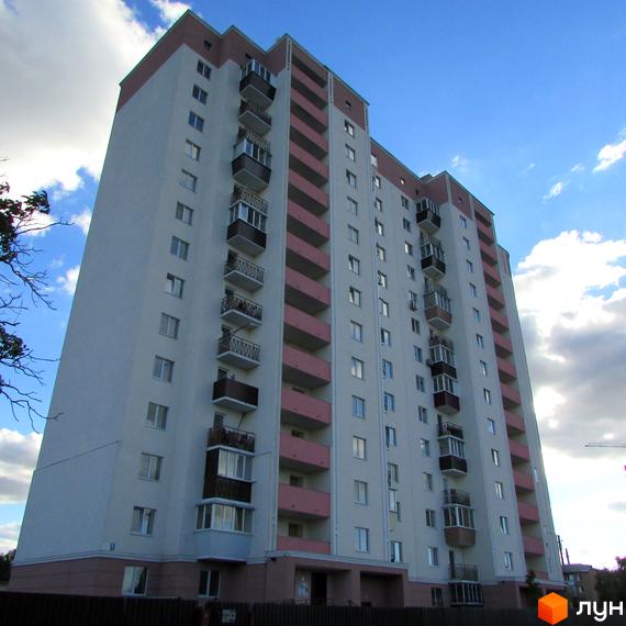 Житловий комплекс Щасливі метри, висотний будинок з балконами та прибудинковою територією під зеленими насадженнями.