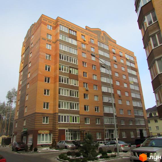 Житловий комплекс на вул. Лісова, 46, з багатоповерховим будинком та прибудинковою територією, озелененою деревами.