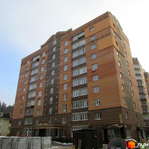 Житловий комплекс на вул. Лісова, 46. Фасад будинку з великими вікнами та прибудинкова територія.