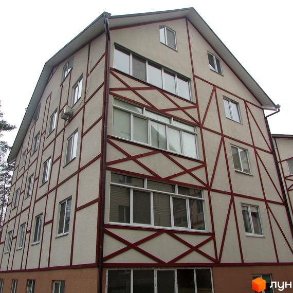 Зовнішній вигляд будинку ЖК Нахимовський з характерним фасадом та вікнами. Новобудова з чіткими лініями та оздобленням.