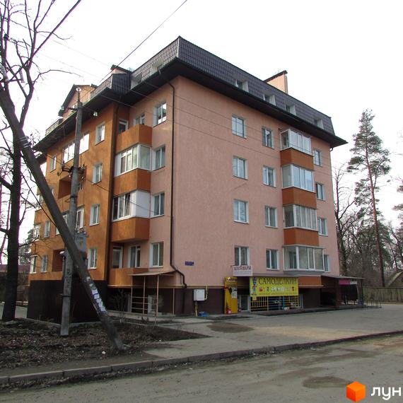 Багатоповерховий житловий комплекс на вул. Українська, 85в. Будинок має персиковий та помаранчевий фасади, темний дах та балкони. На першому поверсі розташовані комерційні приміщення.